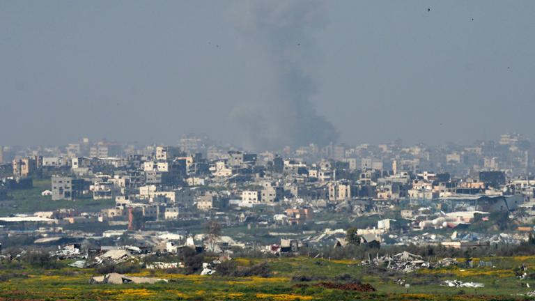 Grenze zwischen Israel und Gaza: Rauch steigt nach einem israelischen Bombardement im nördlichen Gazastreifen auf, vom Süden Israels aus gesehen