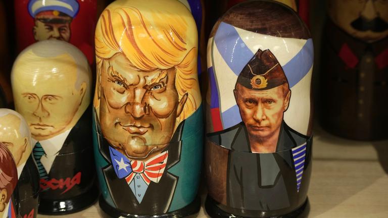 Traditionelle russische Holzpuppen, Matrjoschkas genannt, die den russischen Präsidenten Wladimir Putin (r) und den US-Präsidenten Donald Trump (M) darstellen,