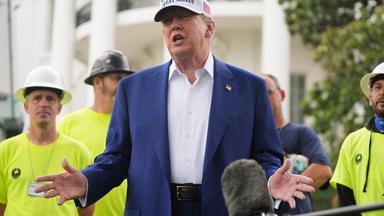 18.06.2025, USA, Washington: US-Präsident Donald Trump spricht zu Arbeitern, während ein Flaggenmast auf dem Südrasen des Weißen Hauses installiert wird.