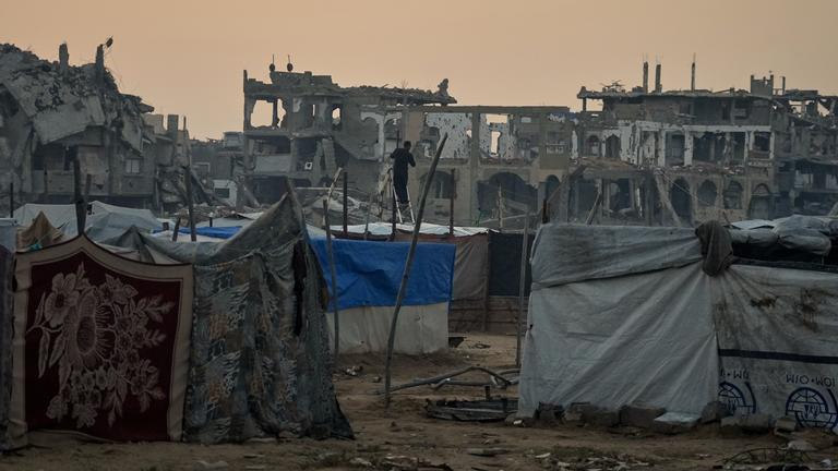 Palästinensische Gebiete, Gaza-Stadt: Ein Mann klettert auf eine Leiter, während er sein Zelt im Lager Al-Shati in Gaza-Stadt repariert.