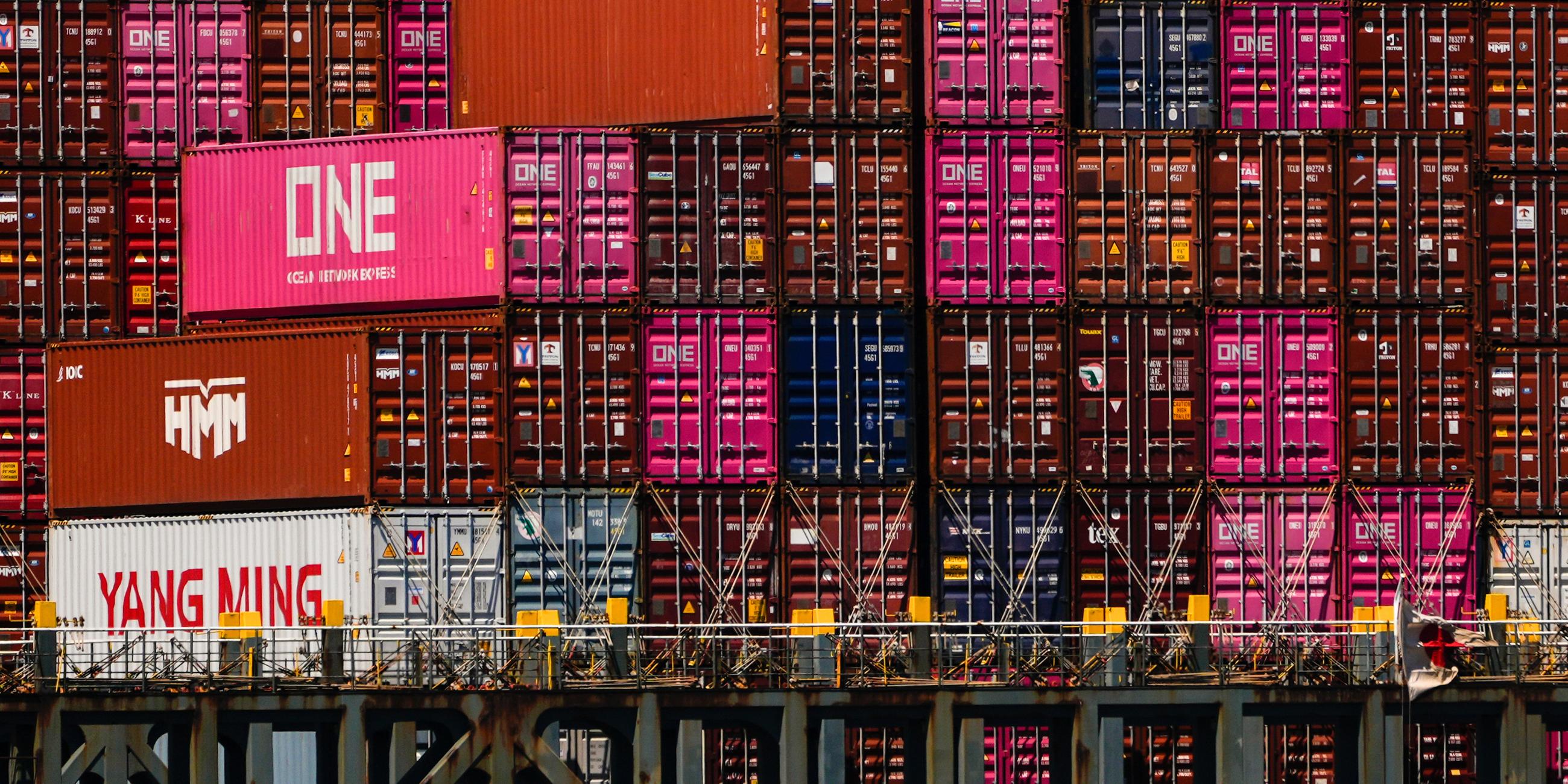  Schiffscontainer sind auf dem Containerschiff «One Manhattan» im Port Jersey gestapelt.