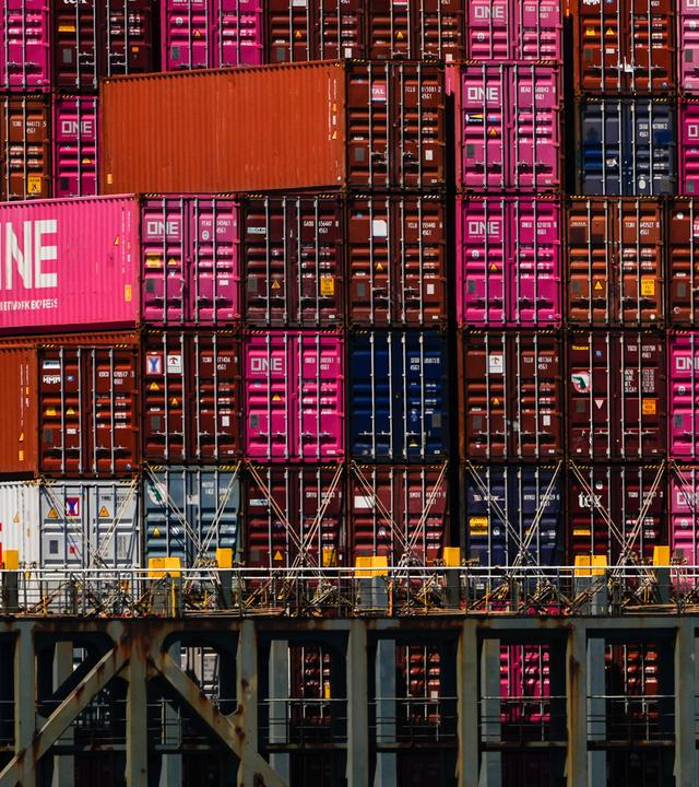  Schiffscontainer sind auf dem Containerschiff «One Manhattan» im Port Jersey gestapelt.