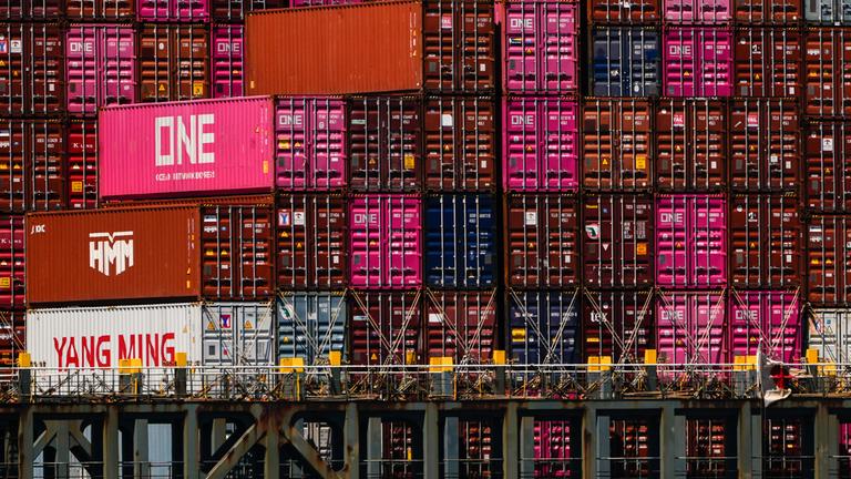  Schiffscontainer sind auf dem Containerschiff «One Manhattan» im Port Jersey gestapelt.
