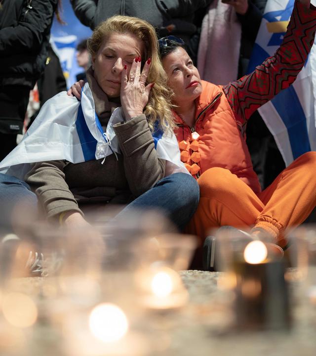  Israelis trauern auf dem "Geiselplatz" nach der Übergabe der Leichen von vier israelischen Geiseln durch die Hamas. Die Hamas hatte die Leichen von vier im Gazastreifen festgehaltenen Geiseln an Israel übergeben, darunter die mutmaßlichen Überreste von zwei kleinen Jungen und ihrer Mutter.