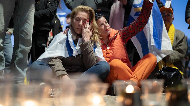  Israelis trauern auf dem "Geiselplatz" nach der Übergabe der Leichen von vier israelischen Geiseln durch die Hamas. Die Hamas hatte die Leichen von vier im Gazastreifen festgehaltenen Geiseln an Israel übergeben, darunter die mutmaßlichen Überreste von zwei kleinen Jungen und ihrer Mutter.