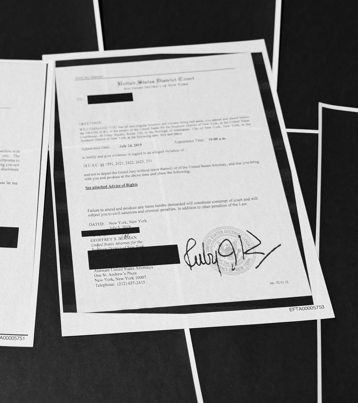 In diesem vom US-Justizministerium freigegebenen Dokument ist zu sehen, dass die New Yorker Grand Jury Vorladungen zu den Ermittlungen gegen Jeffrey Epstein und Ghislaine Maxwell erlassen hat. Dahinter sind Seiten mit Schwärzungen