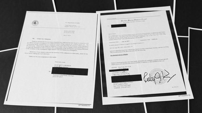 In diesem vom US-Justizministerium freigegebenen Dokument ist zu sehen, dass die New Yorker Grand Jury Vorladungen zu den Ermittlungen gegen Jeffrey Epstein und Ghislaine Maxwell erlassen hat. Dahinter sind Seiten mit Schwärzungen