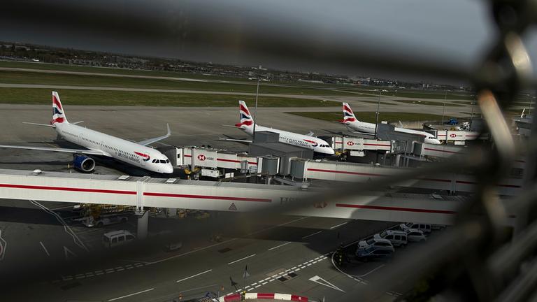  Flugzeuge sind am Terminal 5 geparkt, als der britische Flughafen Heathrow am Freitag für den ganzen Tag geschlossen wurde, nachdem ein Brand in einem Umspannwerk die Stromversorgung lahmgelegt hatte.