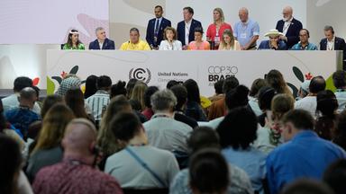  Brasilien, Belem: Sophia Hermans (4.v.l), stellvertretende Ministerpräsidentin der Niederlande, spricht während einer Sitzung inmitten von Vertretern anderer Länder auf dem UN-Klimagipfel COP30. 