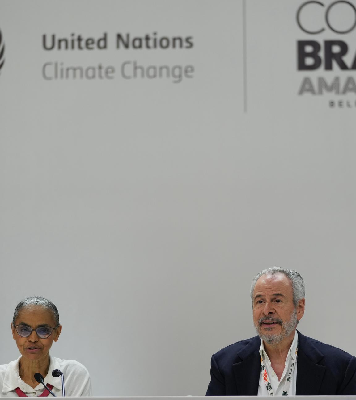 Brasilien, Belem: Andre Correa do Lago, Präsident der COP30, rechts, und Marina Silva (l), brasilianische Umweltministerin, nehmen an einer Pressekonferenz im Rahmen des UN-Klimagipfels COP30 teil.