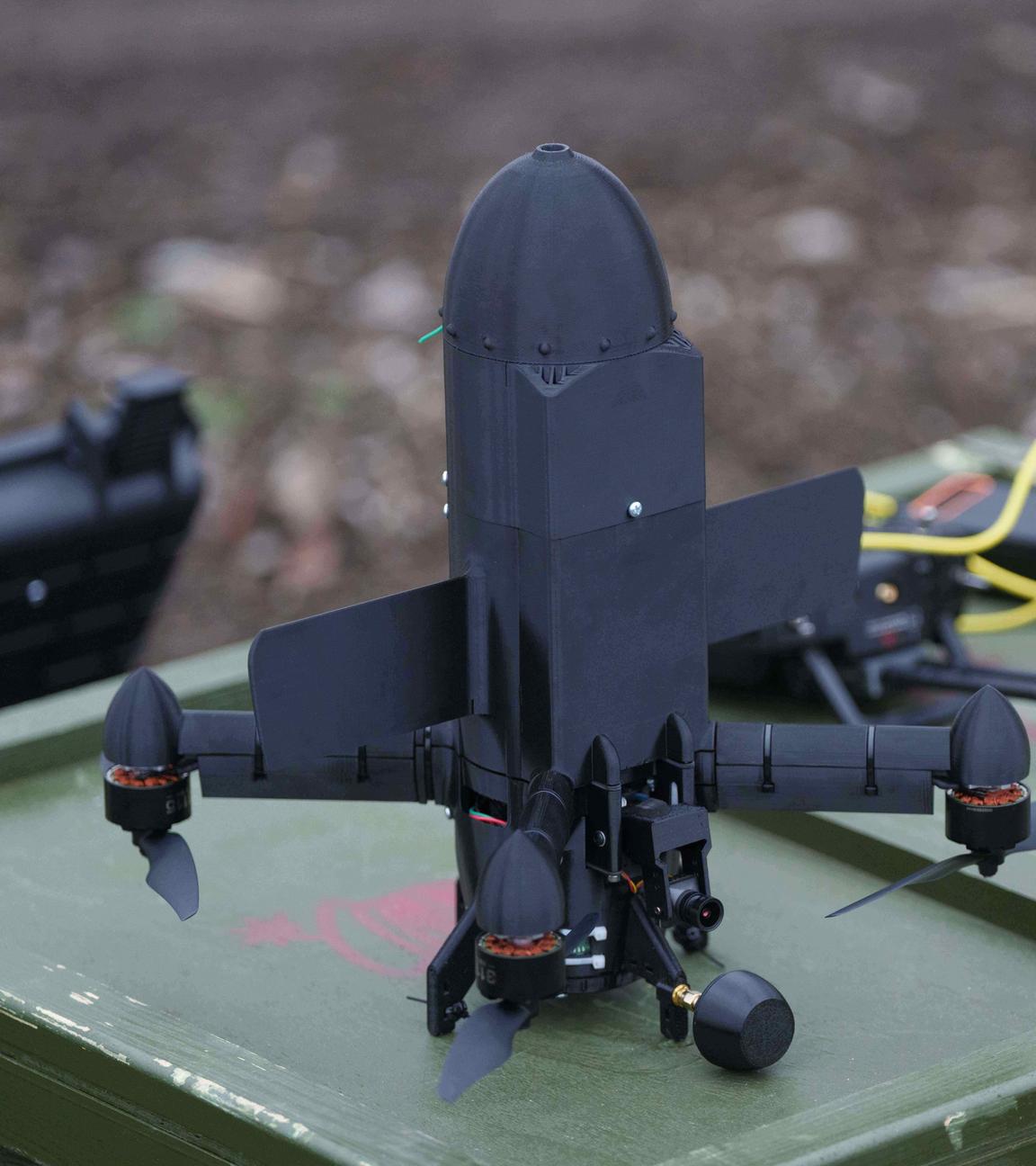  Eine Abfangdrohne der Firma "General Cherry" steht vor dem Flug auf einer Kiste im Polygon in der Ukraine, am 4. Dezember 2025.