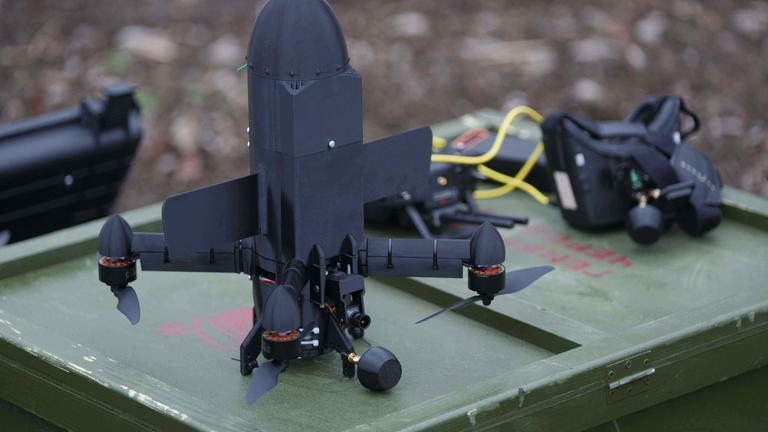  Eine Abfangdrohne der Firma "General Cherry" steht vor dem Flug auf einer Kiste im Polygon in der Ukraine, am 4. Dezember 2025.