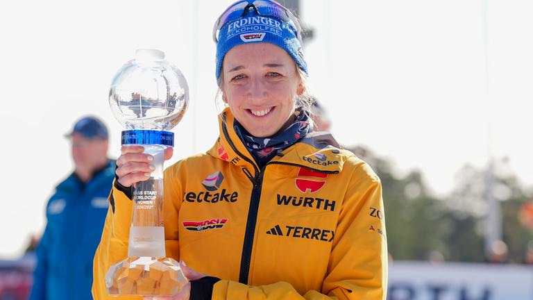 Biathlon, Weltcup, Massenstart, 12,5 km, Frauen: Die Deutsche Franziska Preuß mit der Siegestrophäe.