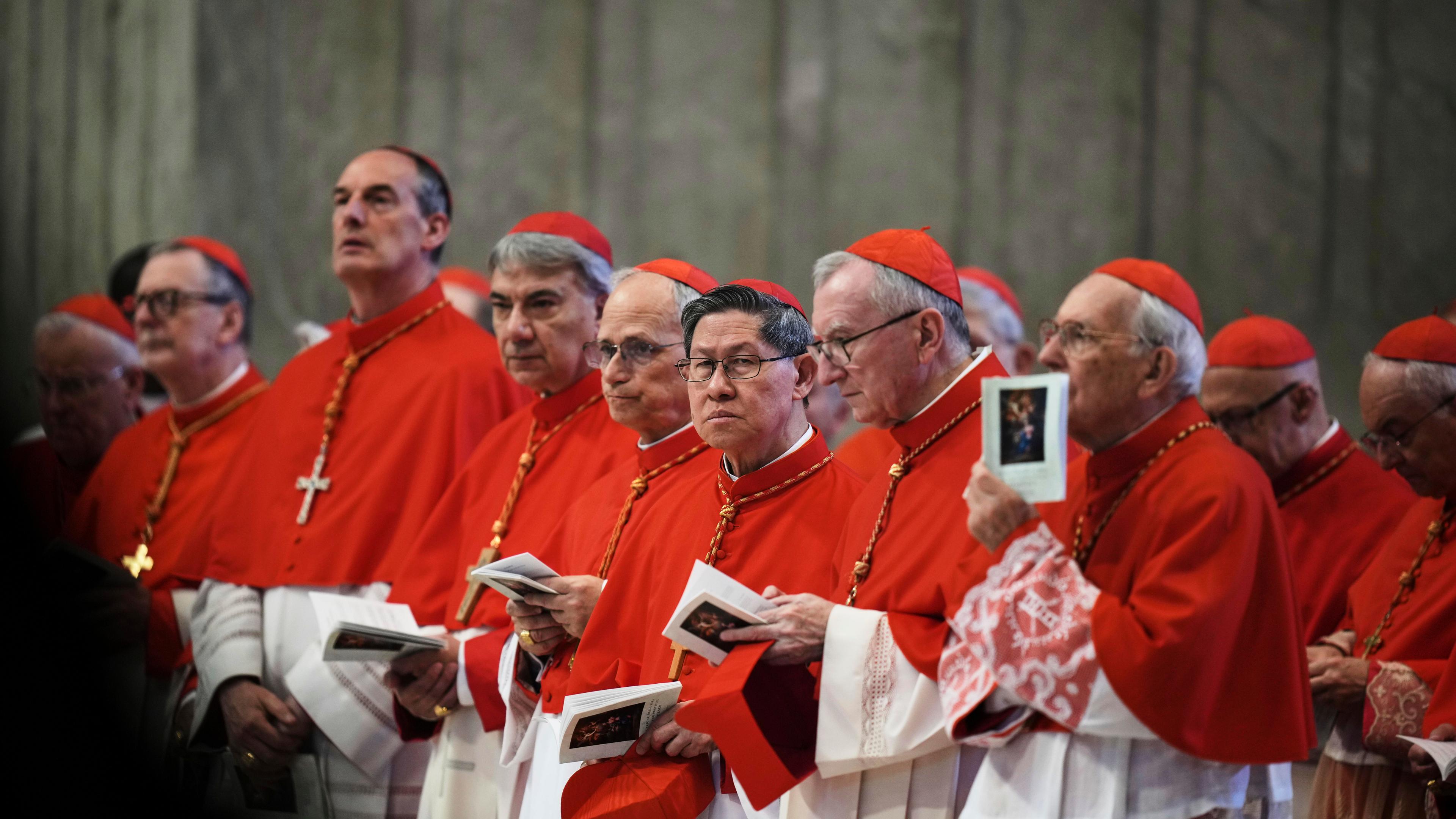 Kardinäle an der Prozession mit dem Leichnam von Papst Franziskus im Petersdom im Vatikan