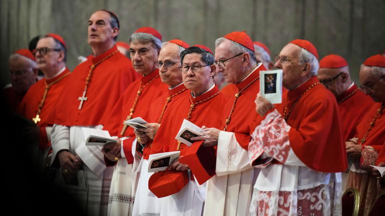 Kardinäle an der Prozession mit dem Leichnam von Papst Franziskus im Petersdom im Vatikan