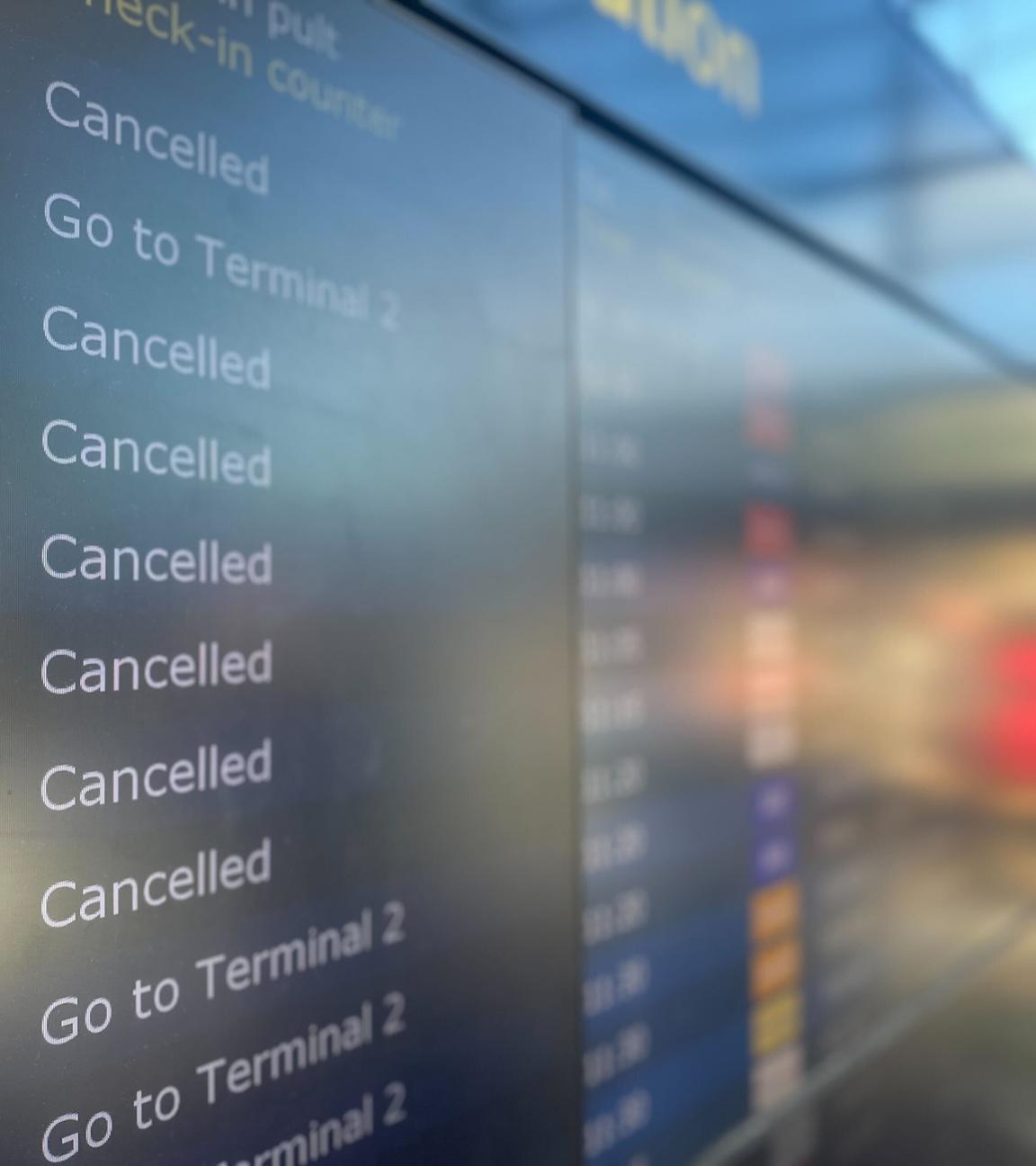 Gestrichene Flüge sind auf einer Anzeigetafel am Flughafen in Kopenhagen aufgelistet