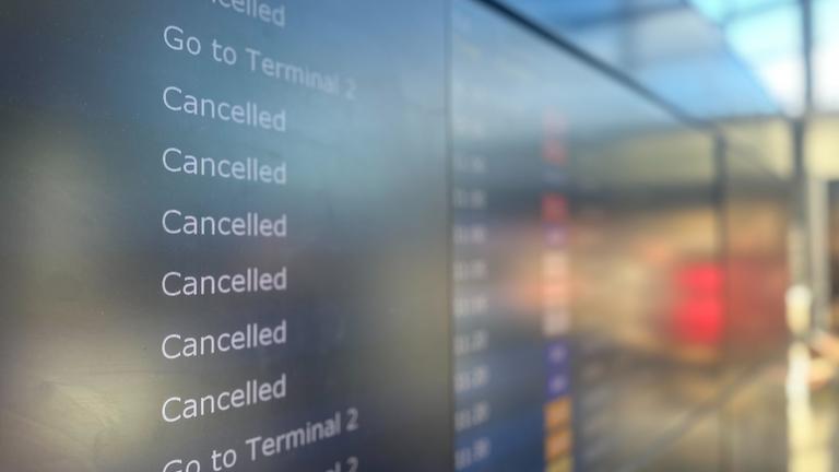 Gestrichene Flüge sind auf einer Anzeigetafel am Flughafen in Kopenhagen aufgelistet