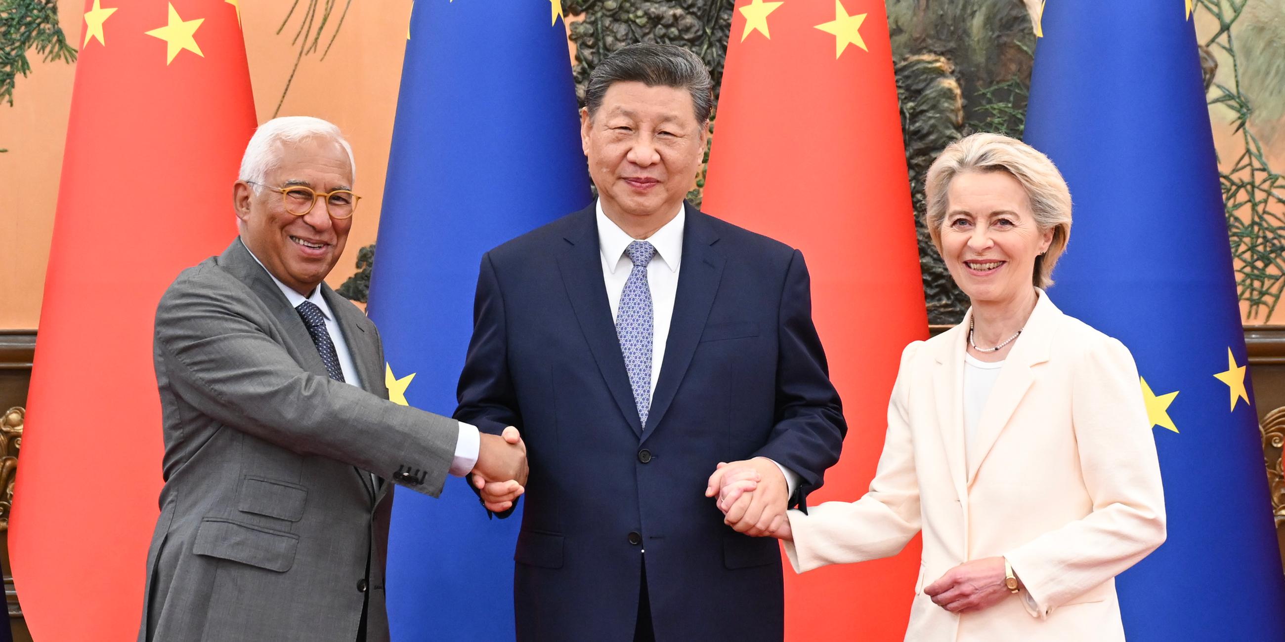 Der chinesische Staatspräsident Xi Jinping (M) trifft sichin der Großen Halle des Volkes mit dem Präsidenten des Europäischen Rates Antonio Costa und der Präsidentin der Europäischen Kommission Ursula von der Leyen, die sich anlässlich des 25. China-EU-Gipfels in China aufhalten