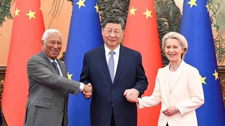 Der chinesische Staatspräsident Xi Jinping (M) trifft sichin der Großen Halle des Volkes mit dem Präsidenten des Europäischen Rates Antonio Costa und der Präsidentin der Europäischen Kommission Ursula von der Leyen, die sich anlässlich des 25. China-EU-Gipfels in China aufhalten