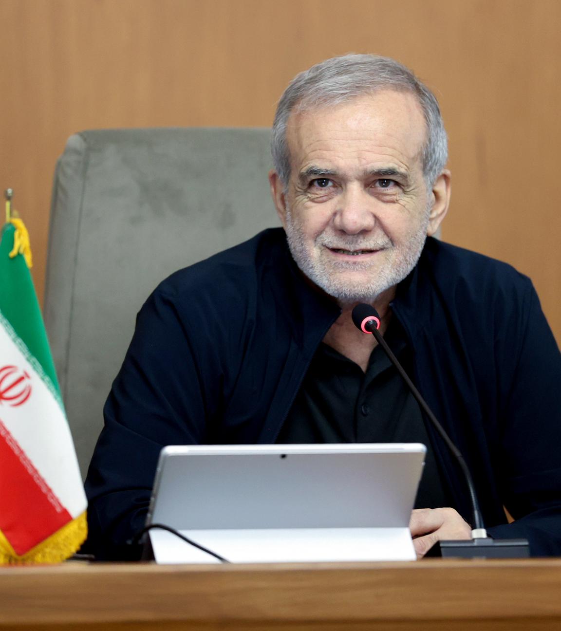 Der iranische Präsident Massud Peseschkian nimmt an einer Regierungssitzung in Teheran teil