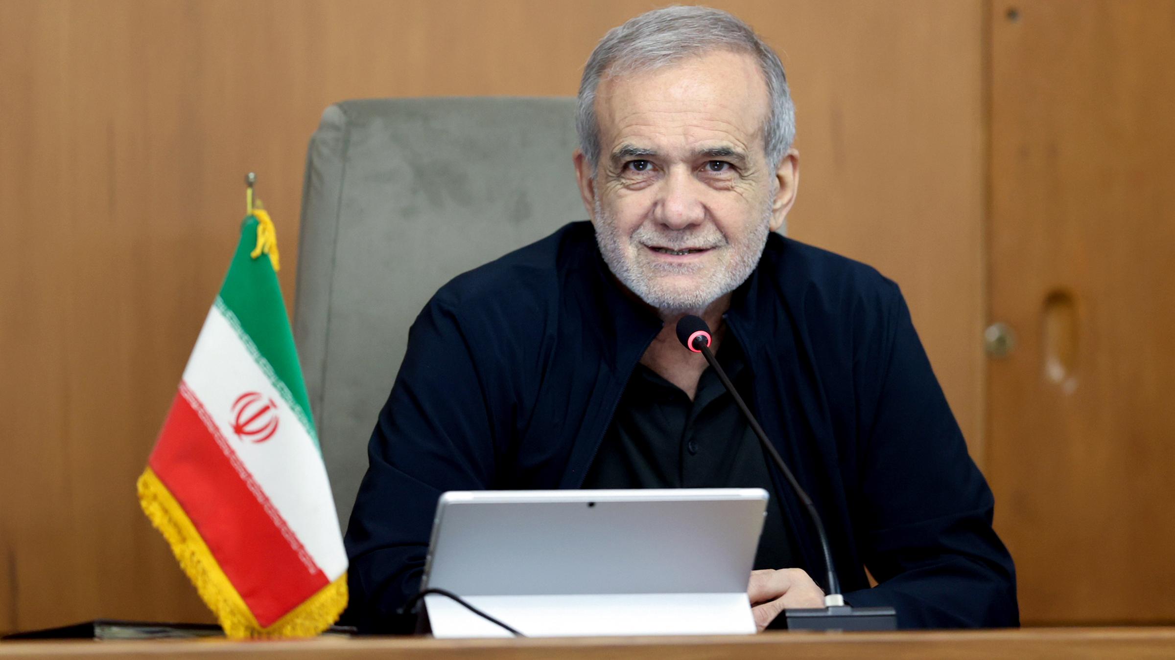 Der iranische Präsident Massud Peseschkian nimmt an einer Regierungssitzung in Teheran teil