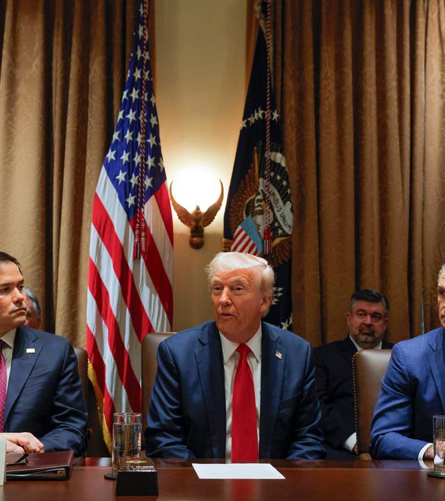 US-Präsident Donald Trump (M) spricht während seiner erste Kabinettssitzung nach seiner Wiederwahl im Weißen Haus, während Außenminister Marco Rubio und Verteidigungsminister Pete Hegseth zuhören