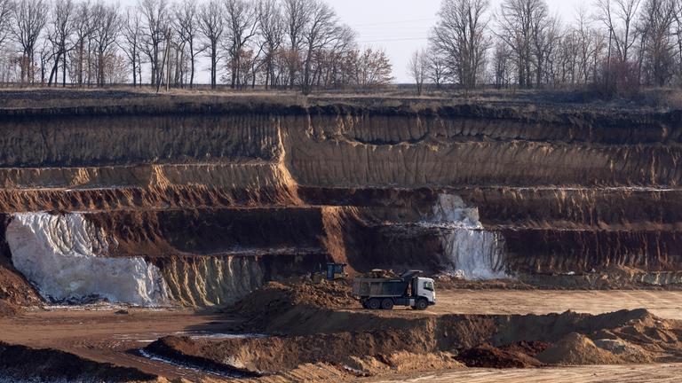 Ein LKW transportiert eine Ladung in einem Ilmenit-Tagebau in einer Schlucht in der Region Kirowohrad