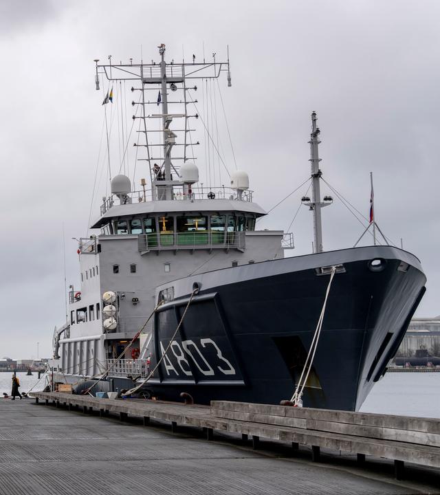  NATO-Marineschiffe liegen am Ofelia Plads im Hafen von Kopenhagen. Das Schiff A803 wird an der erweiterten NATO-Operation Baltic Sentry in der Ostsee teilnehmen, um kritische Infrastrukturen wie Kabel und Leitungen auf dem Meeresboden zu schützen