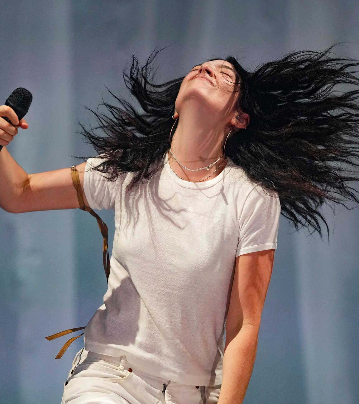 Großbritannien, Glastonbury: Lorde tritt während des Glastonbury Festivals in Worthy Farm auf