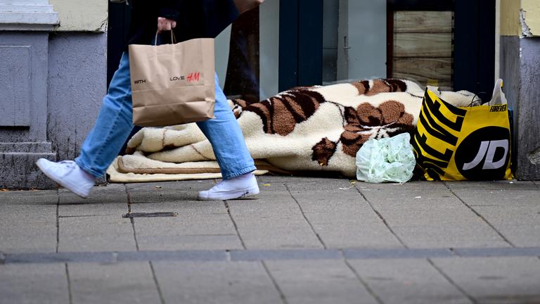  Eine obdachlose Person liegt in Decken gehüllt in einer Niesche in einer Fußgängerzone in Wien. Mit sinkenden Temperaturen beginnt nun für wohnungslose Menschen die härteste Zeit des Jahres