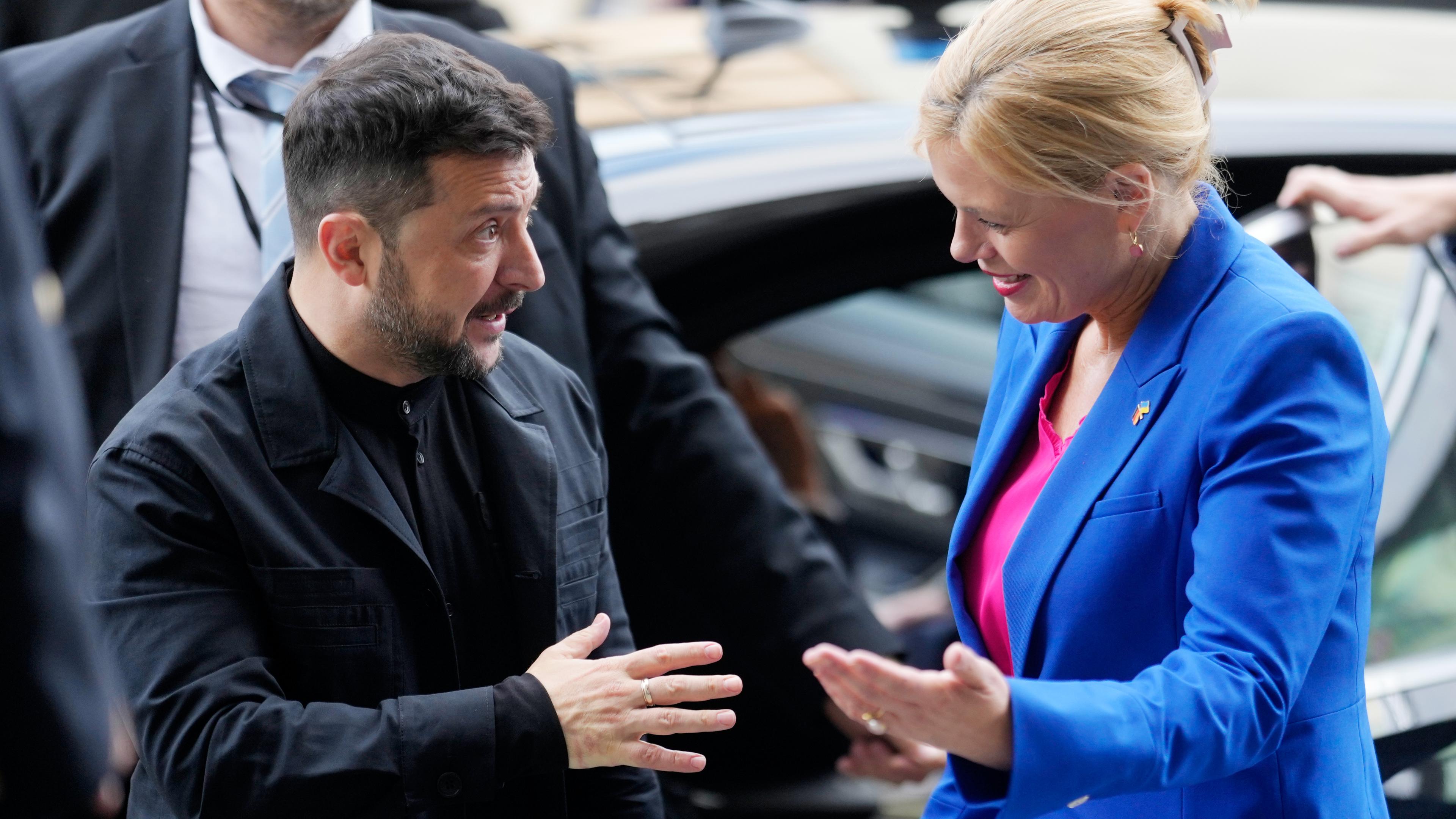 ulia Klöckner (CDU, r), Bundestagspräsidentin, begrüßt Wolodymyr Selenskyj, Präsident der Ukraine, vor dem Reichstagsgebäude, Sitz des Deutschen Bundestags. Der ukrainische Präsident Selenskyj ist zu einem eintägigen Besuch in der deutschen Hauptstadt.
