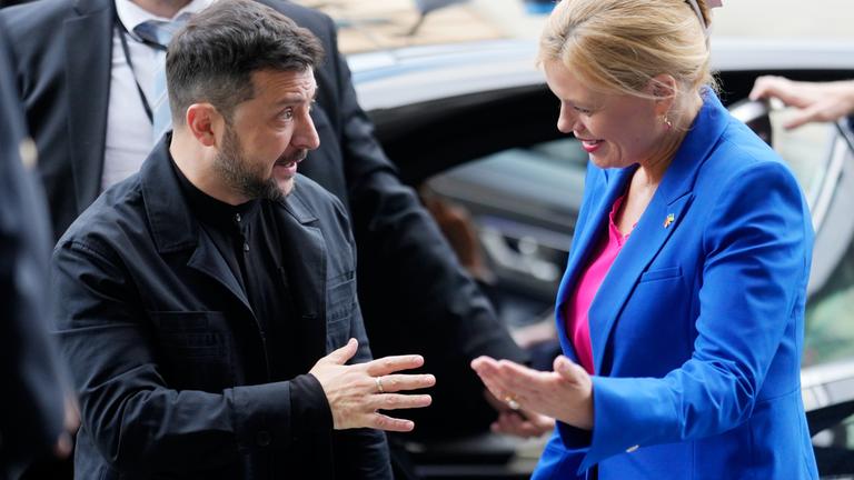 ulia Klöckner (CDU, r), Bundestagspräsidentin, begrüßt Wolodymyr Selenskyj, Präsident der Ukraine, vor dem Reichstagsgebäude, Sitz des Deutschen Bundestags. Der ukrainische Präsident Selenskyj ist zu einem eintägigen Besuch in der deutschen Hauptstadt.