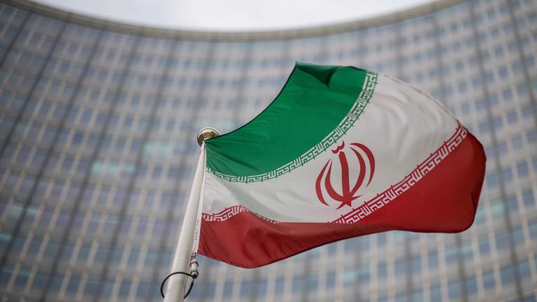 Eine iranische Nationalflagge weht vor dem Gebäude der Internationalen Atomenergiebehörde (IAEO). (zu dpa: «Europäer aktivieren Mechanismus für Sanktionen gegen Iran»)