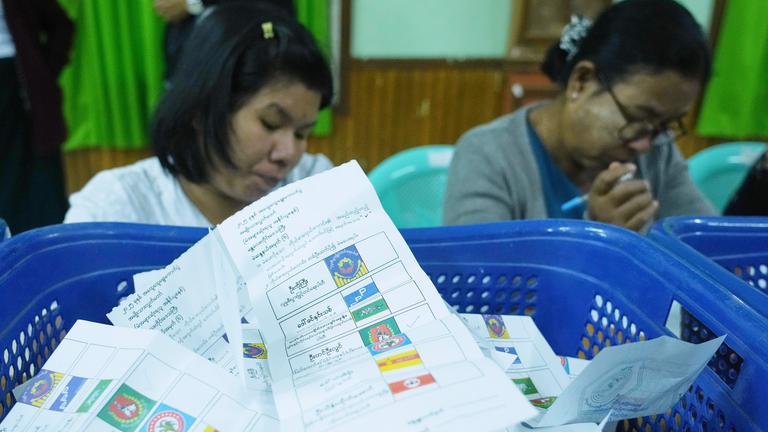 Myanmar, Naypyitaw: Beamte der Wahlkommission der Union bereiten sich auf die Auszählung der Stimmen in einem Wahllokal während der ersten Phase der allgemeinen Wahlen vor. Fast fünf Jahre nach dem Militärputsch in Myanmar wird erstmals wieder eine Parlamentswahl abgehalten.