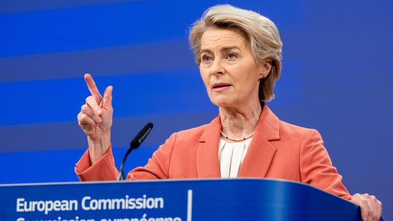 Die Präsidentin der Europäischen Kommission, Ursula von der Leyen spricht am Hauptsitz der EU