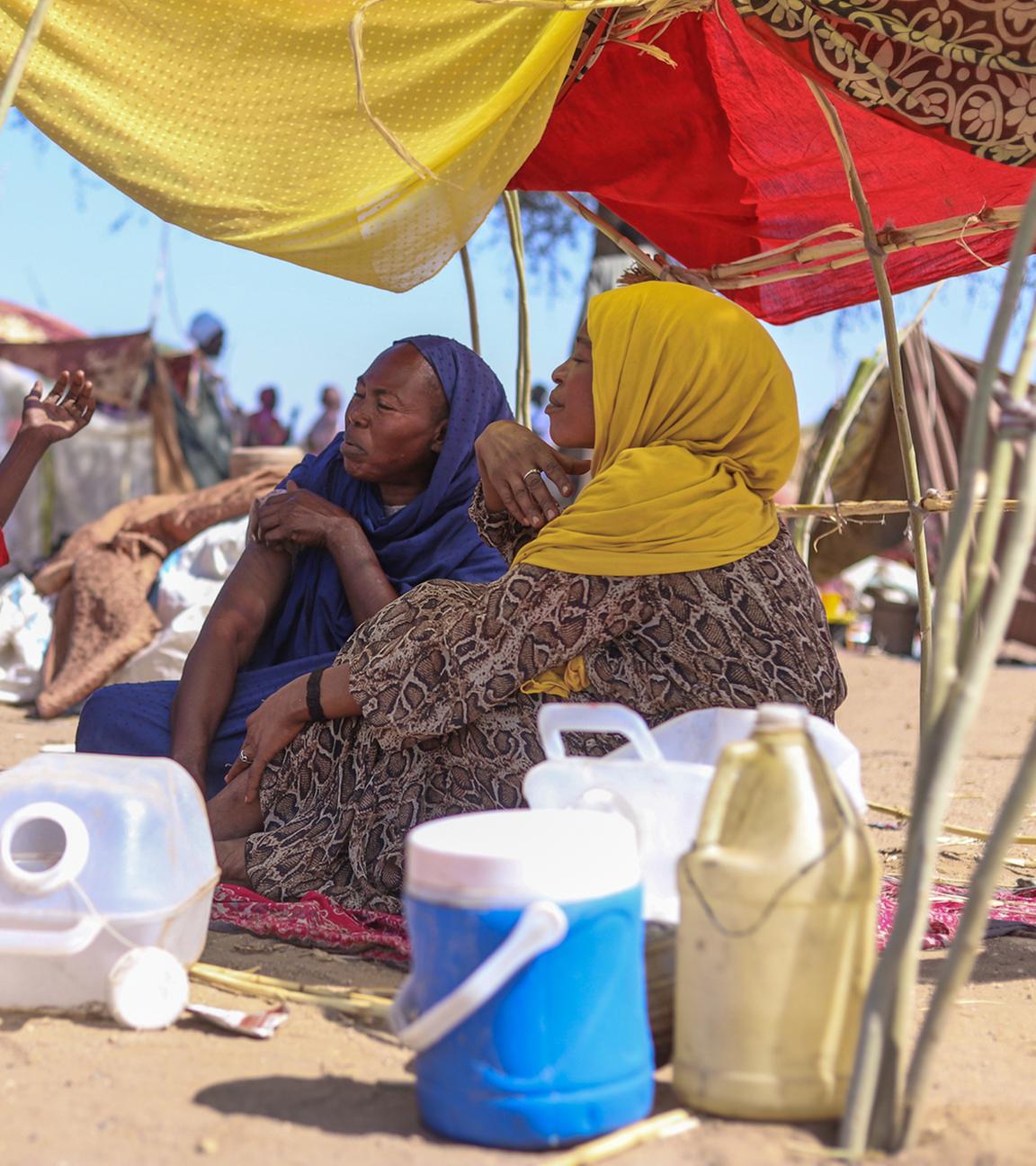 Sudanesen, die aus der Stadt Al-Faschir geflohen sind, nachdem sudanesische paramilitärische Kräfte Hunderte von Menschen in der westlichen Region Darfur getötet haben, unterhalten sich in ihrem Lager in Tawila