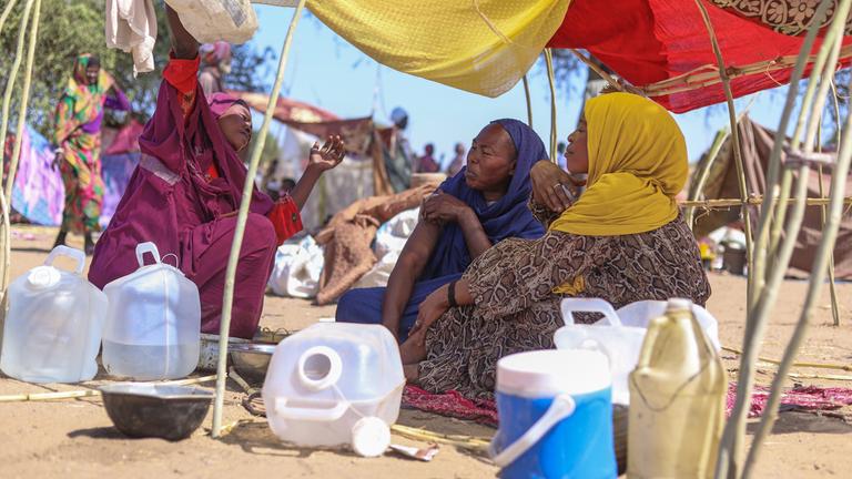Sudanesen, die aus der Stadt Al-Faschir geflohen sind, nachdem sudanesische paramilitärische Kräfte Hunderte von Menschen in der westlichen Region Darfur getötet haben, unterhalten sich in ihrem Lager in Tawila