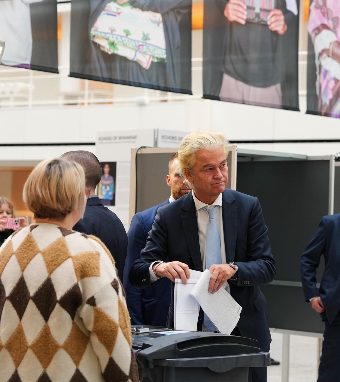 Niederlande, Den Haag: Der Rechtspopulist Geert Wilders, Vorsitzender der Partei für die Freiheit (PVV, M), bereitet sich auf die Stimmabgabe in einem Wahllokal während der Parlamentswahlen vor. 