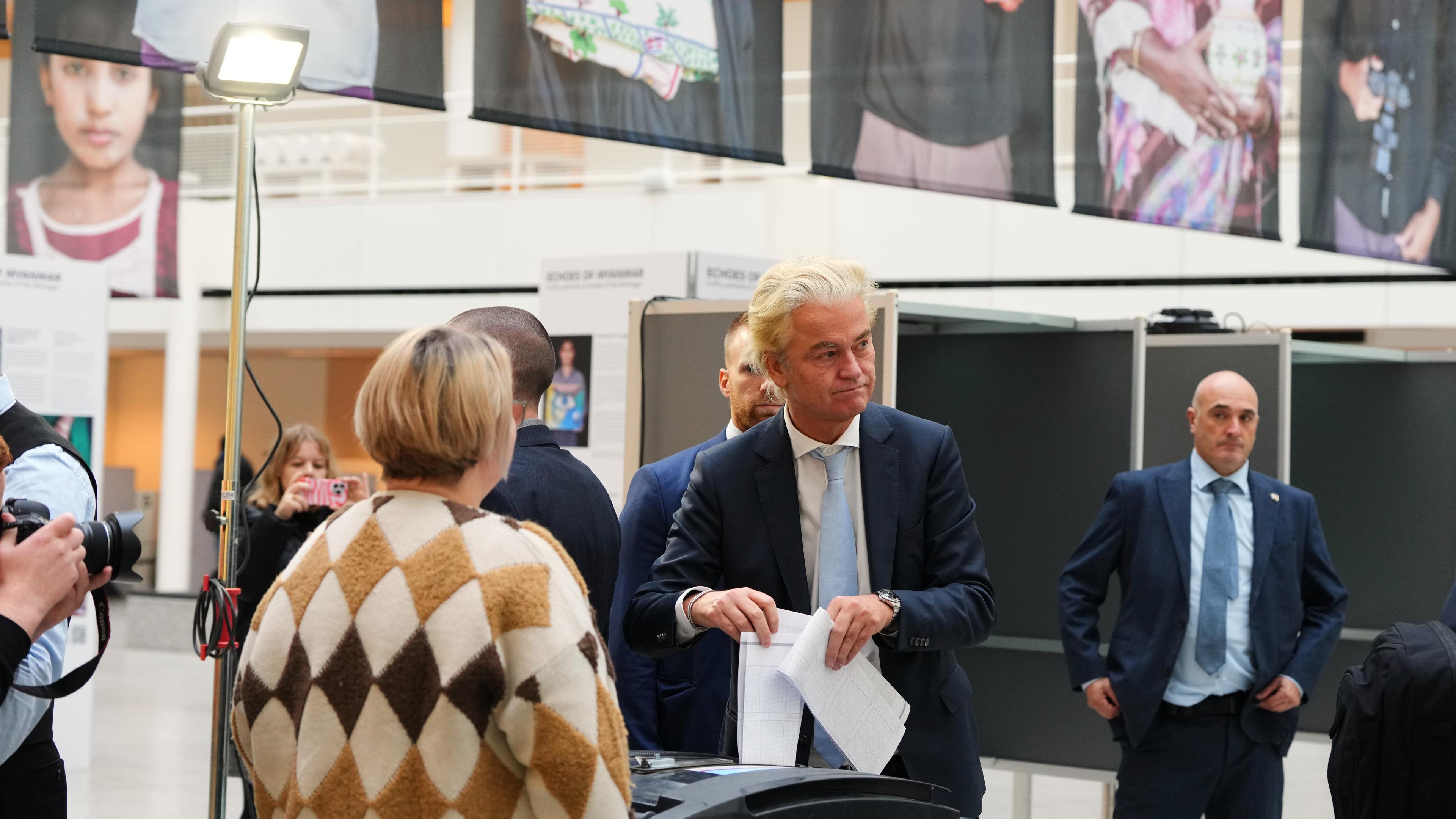 Niederlande, Den Haag: Der Rechtspopulist Geert Wilders, Vorsitzender der Partei für die Freiheit (PVV, M), bereitet sich auf die Stimmabgabe in einem Wahllokal während der Parlamentswahlen vor. 