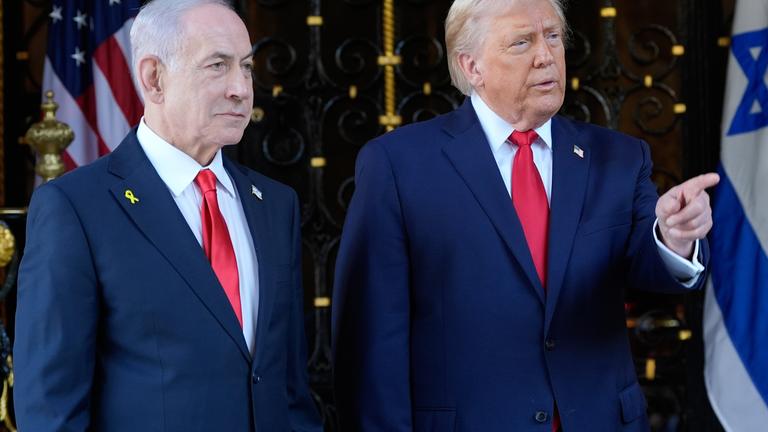 US-Präsident Donald Trump (r) begrüßt den israelischen Ministerpräsidenten Benjamin Netanjahu in seinem Club Mar-a-Lago.