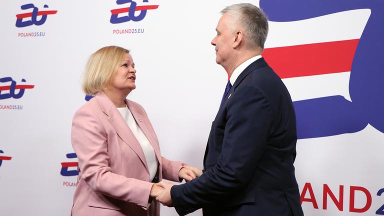 Der polnische Innenminister Tomasz Siemoniak (r) und Nancy Faeser (SPD), Bundesministerin des Innern und Heimat, nehmen an einer offiziellen Begrüßungszeremonie vor dem informellen Treffen der Justiz- und Innenminister teil und begrüßen sich 