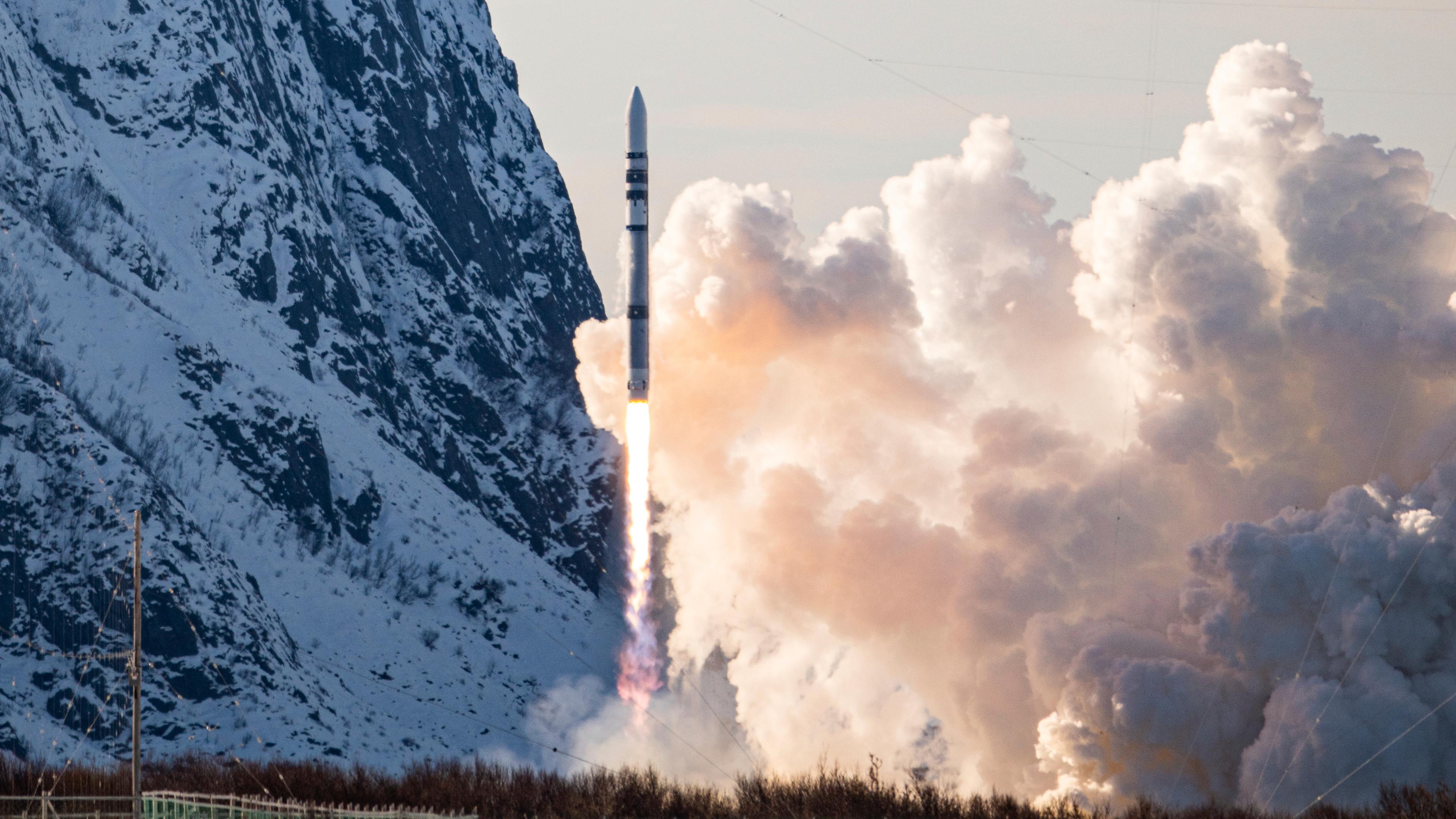 Norwegen, Nordmela: Das Videostandbild aus einem von Isar Aerospace, Photo Wingmen Media, zur Verfügung gestellten Video zeigt den Testflug der Rakete «Spectrum» von Isar Aerospace auf dem Andoya Spaceport in Nordmela auf der Insel Andøya