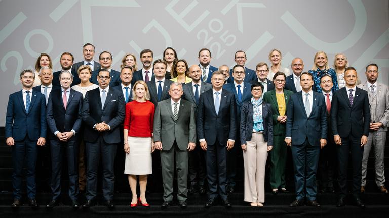 Dänemark, Kopenhagen: Der dänische Außenminister Lars Loekke Rasmussen (vordere Reihe Mitte) flankiert von der Hohen Vertreterin der EU für Außen- und Sicherheitspolitik, Kaja Kallas (vordere Reihe Mitte links), steht mit den EU-Außenministern für ein Familienfoto während des informellen Treffens der EU-Außenministerzusammen.