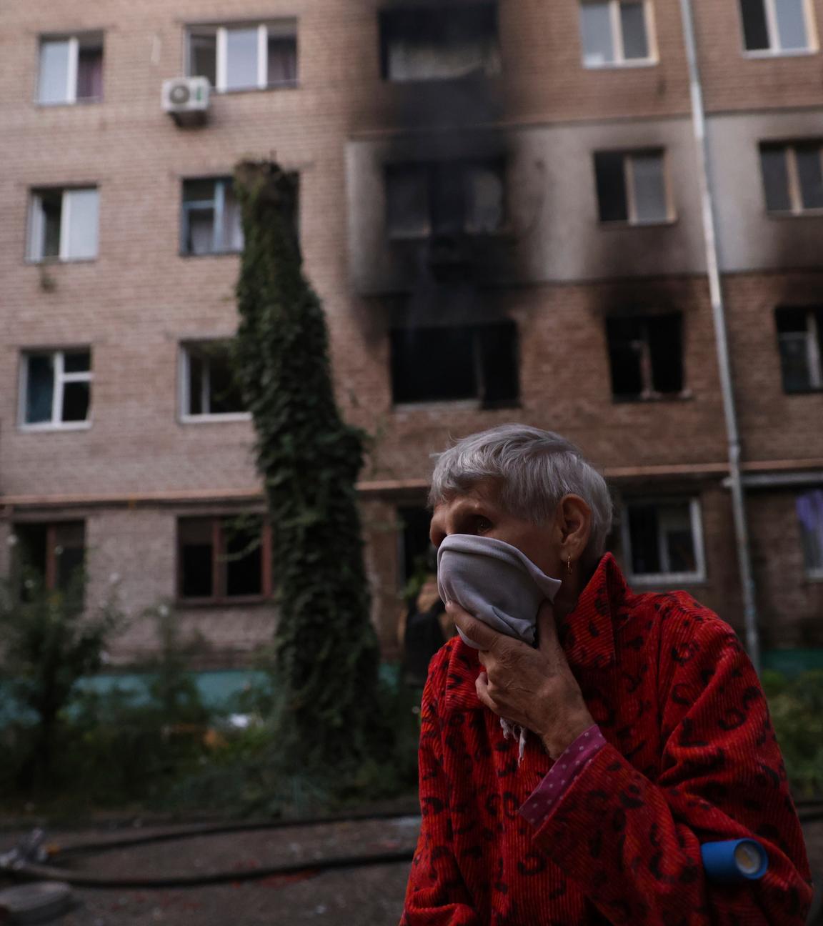  Ukraine, Saporischschja: Ein Bewohner steht in der Nähe seines zerstörten Hauses nach einem russischen Luftangriff.