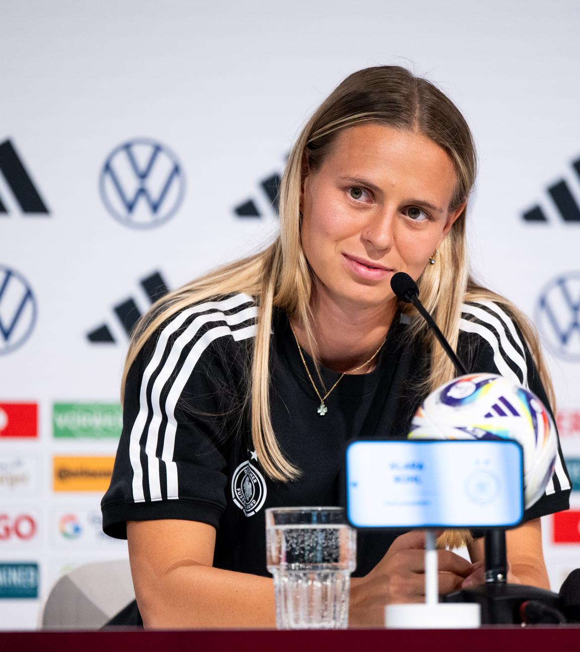 Klara Bühl blickte bei der Pressekonferenz voraus auf das Viertelfinale der DFB-Frauen gegen Frankreich.