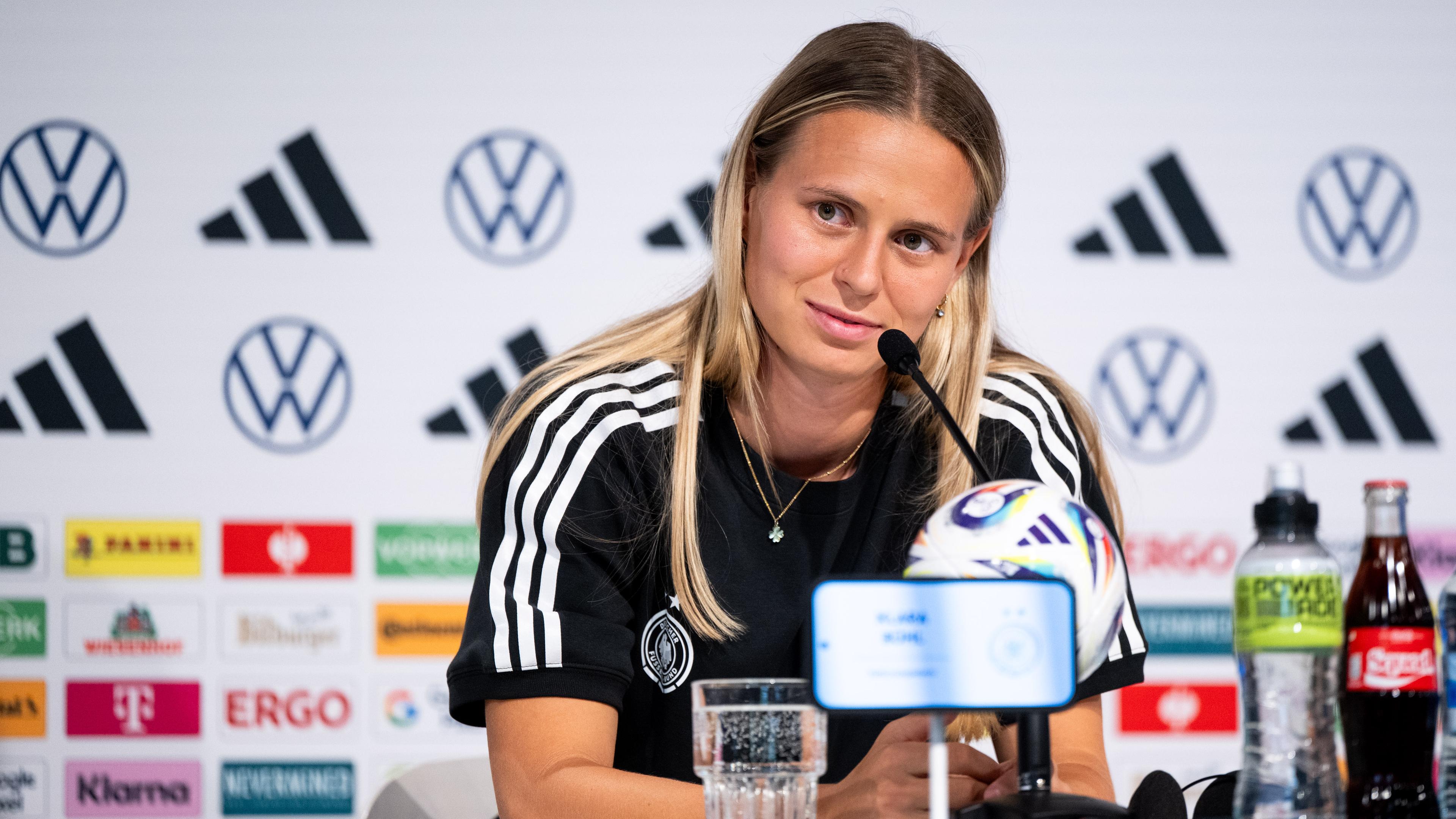 Klara Bühl blickte bei der Pressekonferenz voraus auf das Viertelfinale der DFB-Frauen gegen Frankreich.