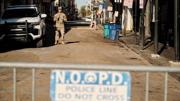 Die Nationalgarde von Louisiana hält Wache in einem abgesperrten Bereich des französischen Viertels in der Nähe des Tatorts des Autounfalls in der Bourbon Street in New Orleans, Louisiana am 02.01.2025