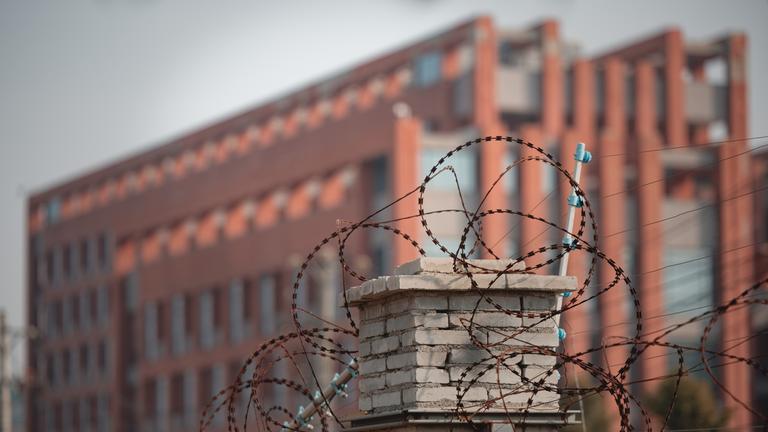 Stacheldraht umgibt die Wände des Wuhan Institute Of Virology in Wuhan, Provinz Hubei, China