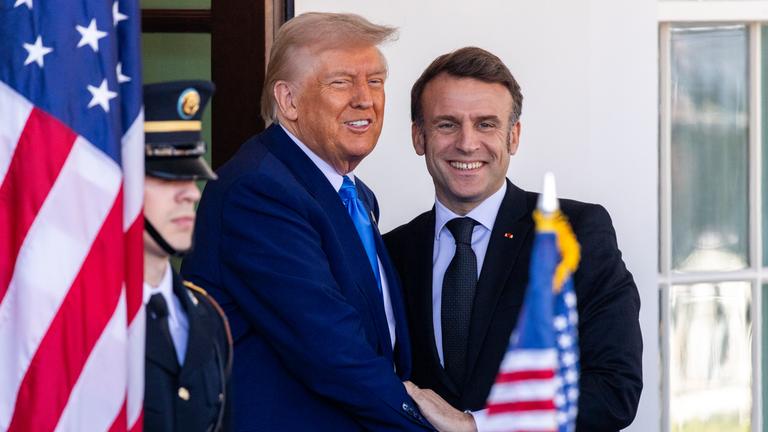 US-Präsident Donald J. Trump (l.) begrüßt den französischen Präsidenten Emmanuel Macron (r.) bei seiner Ankunft im Weißen Haus in Washington. Sie geben sich die Hand.