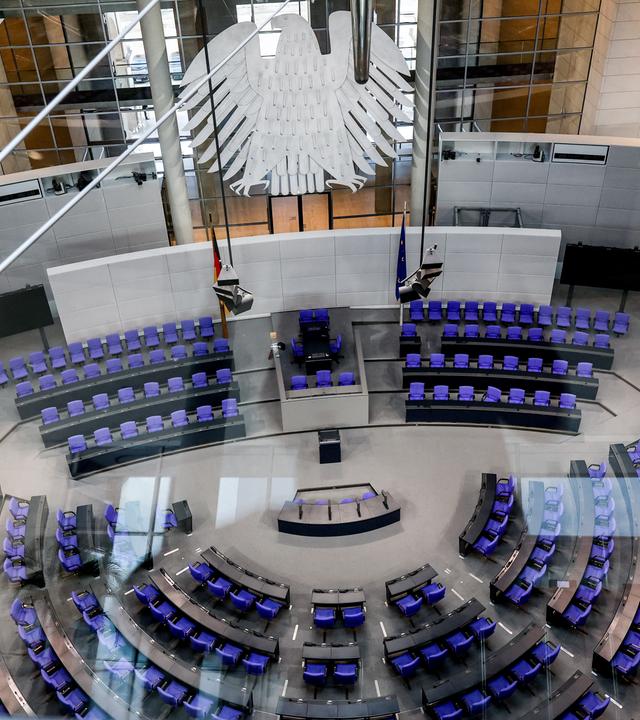 Gesamtansicht des leeren Plenarsaals des Bundestagsgebäudes in Berlin, Deutschland, 25. Februar 2025